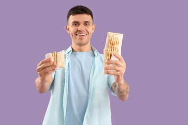 Lezzetli bir donör kebabı olan mutlu genç bir adam.