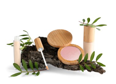 Vurgulayıcı, temel, kapatıcı, yapraklar ve ağaç kabuğu beyaz arkaplanda