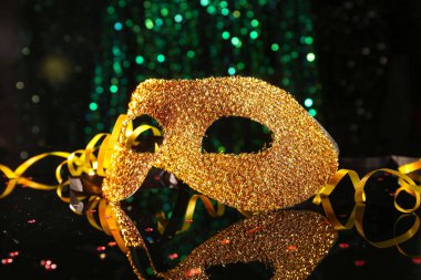 Koyu arkaplanda altın karnaval maskesi