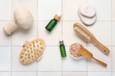 Açık fayans arkaplanındaki güzel spa kompozisyonu