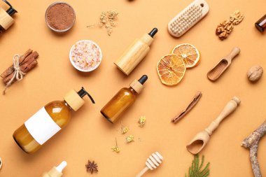 Temel yağ şişeleri ve kahverengi arka planda farklı malzemeler.