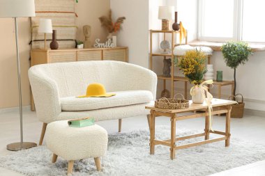 Oturma odasındaki masada güzel mimoza çiçekleri olan vazo.