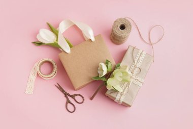 Pembe arka planda güzel çiçekli hediye kutuları