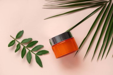 Renk arkaplanında krema ve bitki yaprakları olan kompozisyon