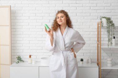 Deodorant banyoda olan güzel kadın