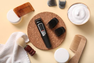 Bej arka planda modern budayıcı, fırça ve tıraş kremi