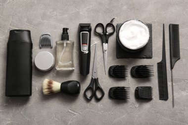 Gri grunge arka planda erkek traş aksesuarları.