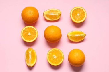 Pembe arka planda lezzetli portakallı güzel kompozisyon