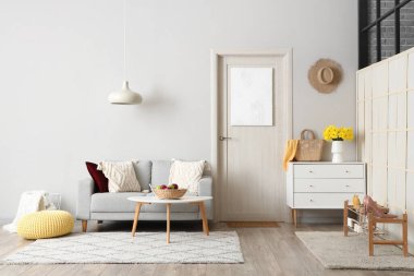 Konforlu kanepesi, çekmecesi ve kapısı olan şık bir salon.