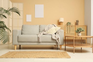 Rahat kanepe ve boş çerçeve ile modern oturma odasının şık iç tasarımı