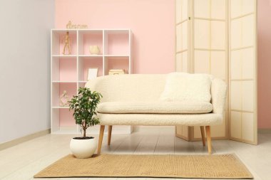 Rahat kanepesi ve katlanır perdesi olan modern oturma odasının şık bir iç mekanı.