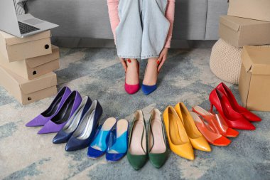 Yüksek topuklu ayakkabılar ve çeşitli ayakkabılar.