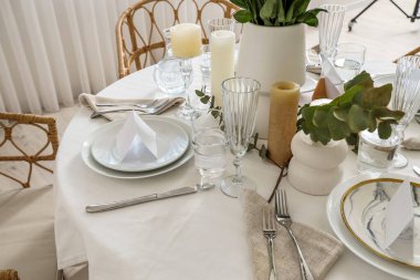 Düğün töreni için okaliptüs ve mumlarla dolu güzel bir masa, yakın plan.