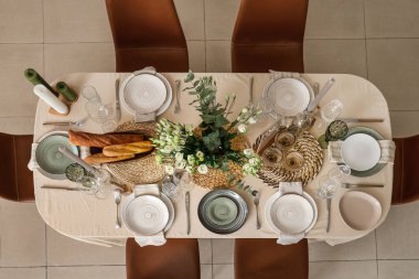 Düğün kutlaması için Eustoma çiçekleriyle dolu güzel bir masa.