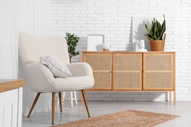 Ahşap dolap ve şık oturma odasının içindeki rahat koltuk.