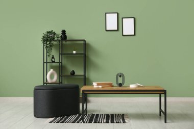 Pouf, oturma odasında dekor ve raf üniteli kahve masası.