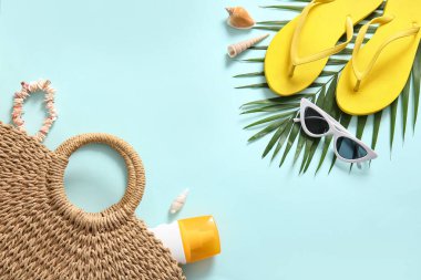 Mavi arka planda palmiye yaprağı olan plaj aksesuarları.