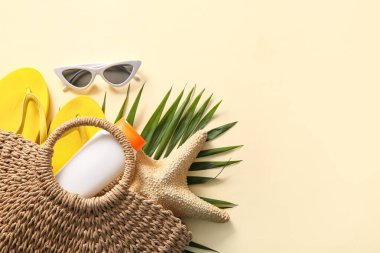 Bej arka planda plaj aksesuarları olan güzel bir kompozisyon