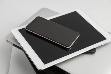 Aydınlık arkaplanda farklı modern aygıtlar yığını, yakın plan