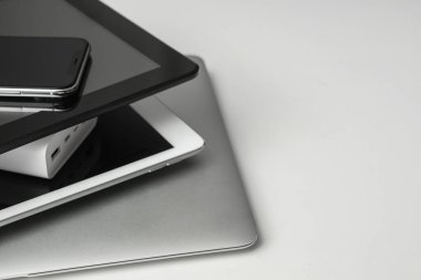 Işık masasında modern aletler yığını, yakın plan.