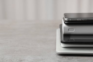 Modern aletleri iç mekandaki grunge masasına istifleyin.