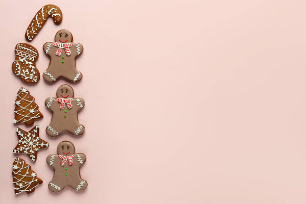Пряничное печенье на бежевом фоне