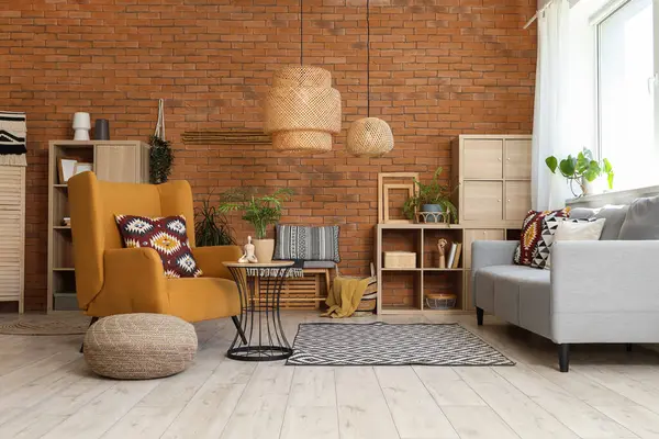 Koltuk, yastık, rahat kanepe ve oturma odasında kahve masası.