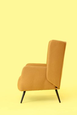 Sarı arka planda kahverengi koltuk