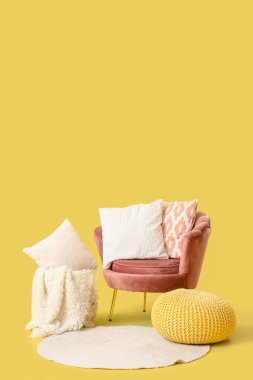 Yastıklı koltuk, puf, yastık ve sarı arka planda sepetli ekose.