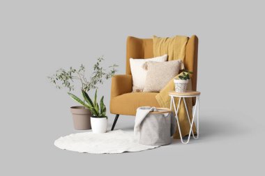 Ekose ve yastıklı koltuklar, gri arka planda kumaşlı bitkiler ve sepet