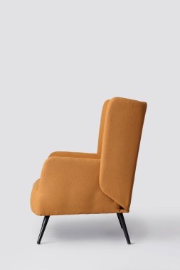 Gri arka planda rahat kahverengi koltuk