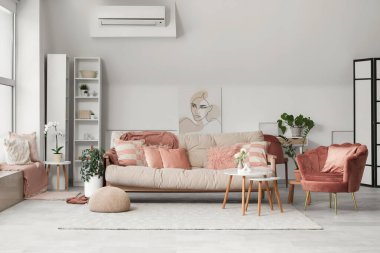 Oturma odasının içinde rahat bir kanepe, koltuk ve kahve masası.