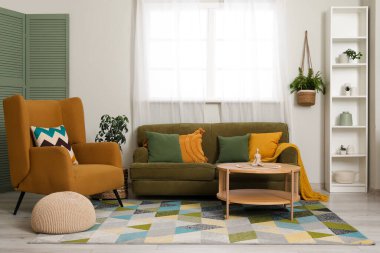 Koltuk, rahat kanepe ve oturma odasındaki kahve masası.