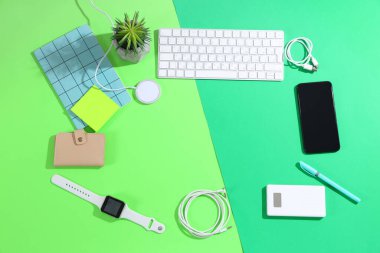 Farklı modern aygıtlardan yapılmış çerçeve ve renk arkaplanı üzerine kırtasiye