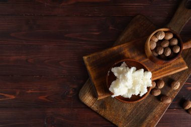 Tahtaları Shea tereyağlı ve fındıklı ahşap masada kesiyor.