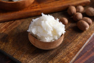 Tahtaya tereyağı ve fındıklı kase, yakın plan.