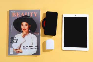 Renkli arka planda modern cihazlar ve dergi seti