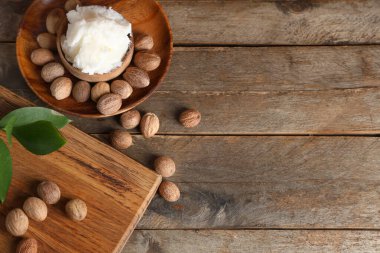 Ahşap arka planda Shea fındığı ve tereyağlı kompozisyon