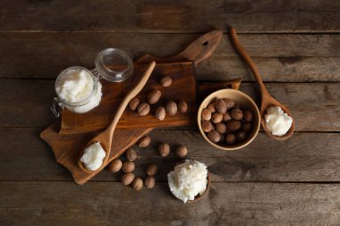 Shea tereyağı ve fındıklı kompozisyon ahşap arka planda