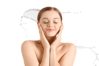 Güzel genç bir kadının portresi ve beyaz arka planda bir damla su.
