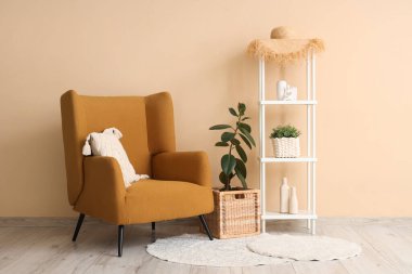 Koltuk, askı ve hasır kutu oturma odasının içinde.