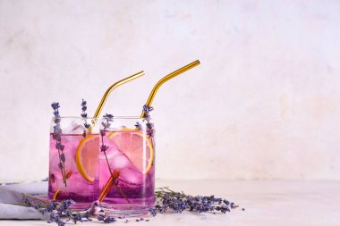 Beyaz arka planda çiçekli taze lavantalı limonata.