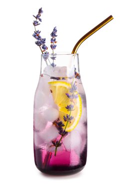 Beyaz arka planda çiçekli bir şişe taze lavanta limonatası.