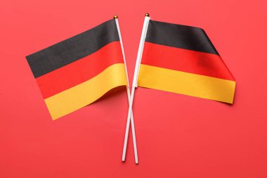 Kızıl zemin üzerinde Almanya bayrakları