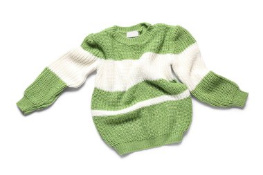 Beyaz arka planda izole edilmiş buruşuk süveter