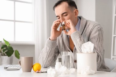 Ofiste burun damlası kullanan kötü bir işadamı.