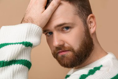 Renkli arka planda yakışıklı sakallı adam, yakın plan.