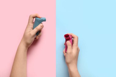 Renk arkaplanında astım spreyleri olan çocuk elleri