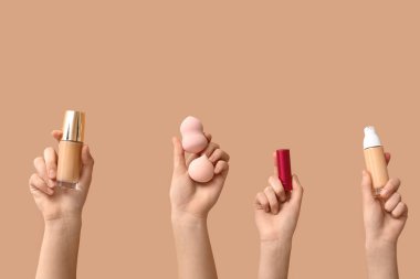 Bej arka planda kadın eli, sünger ve ruj.