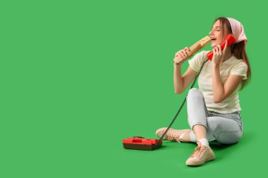 Donör kebabı olan genç bir kadın yeşil arka planda telefonla konuşuyor.